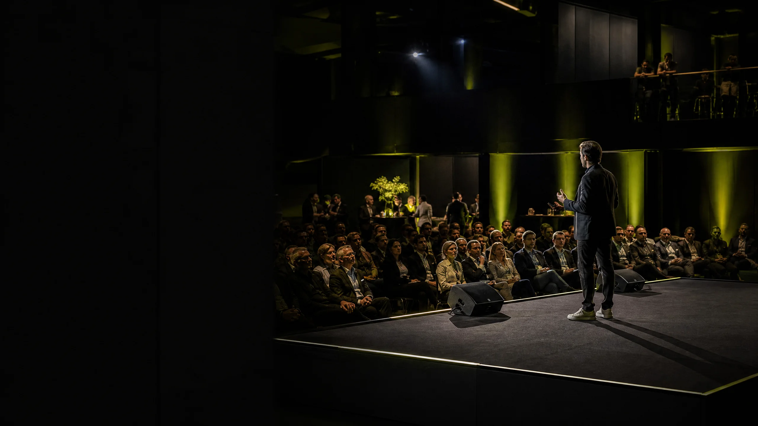 Orador no palco perante uma audiência selecionada de líderes na conferência anual ION.